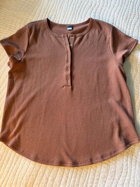 Old Navy Short Sleeve Henley Top in Rust Brown